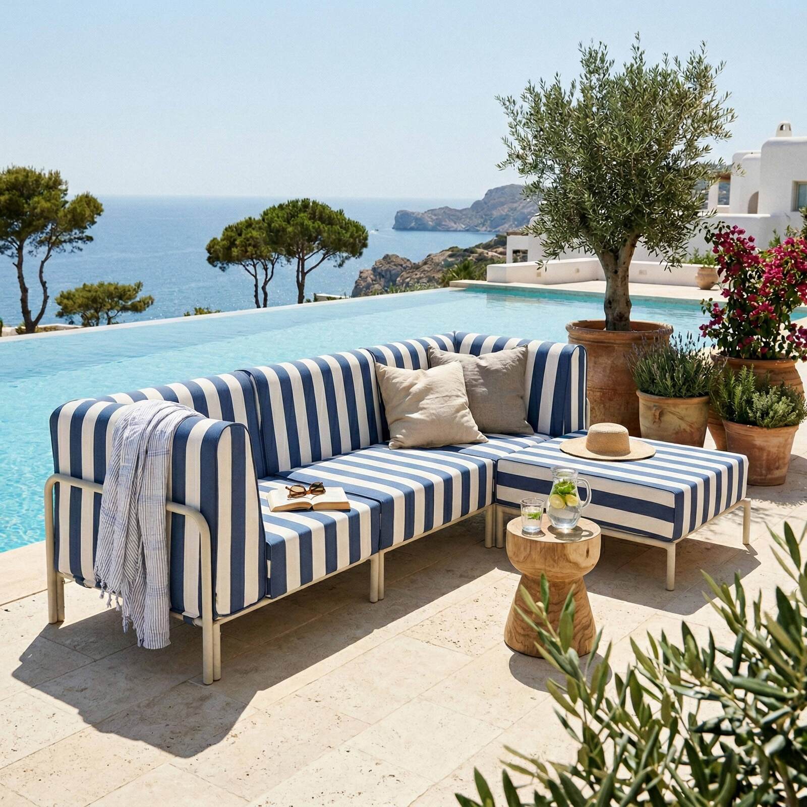 Modulare Gartenmöbel für 4 Personen bestehend aus 1 Sessel, 2 Ecksesseln und 1 Sitzsack im gestreiften Design