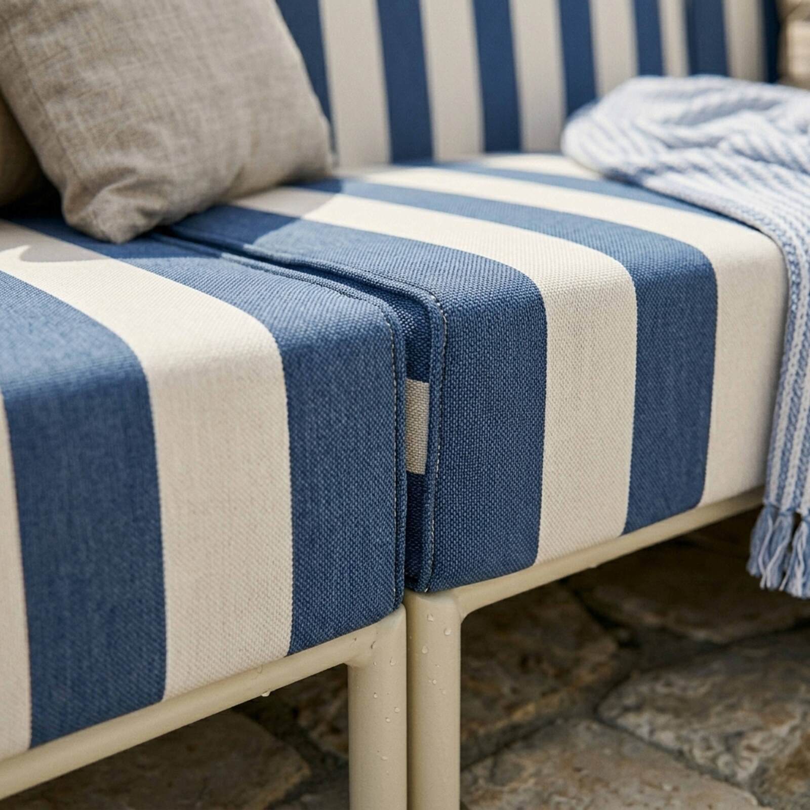 Modulare Gartenmöbel für 4 Personen bestehend aus 1 Sessel, 2 Ecksesseln und 1 Sitzsack im gestreiften Design