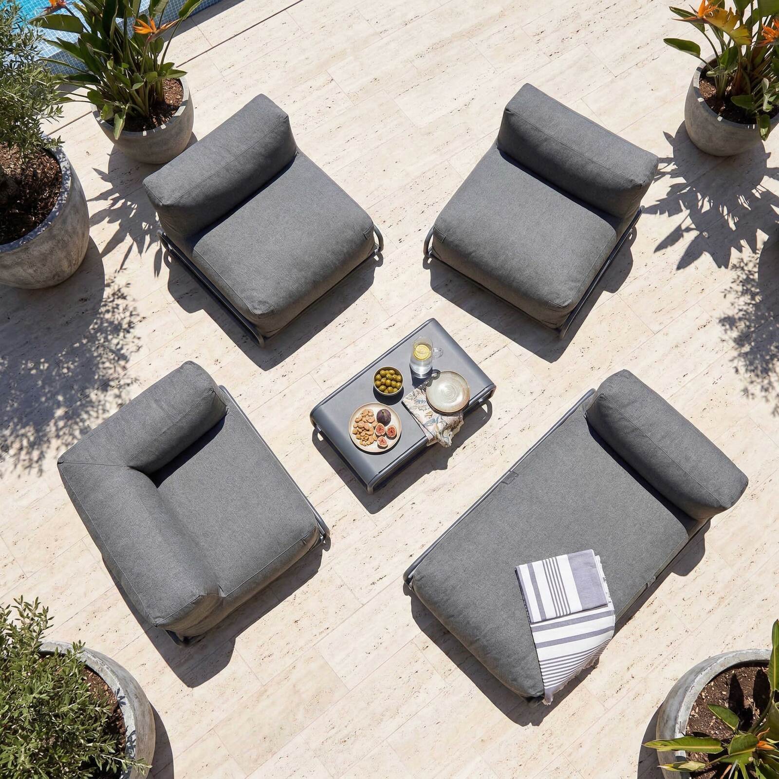 Modulare Gartenmöbel für 5 Personen mit Gestell, 2 Sesseln, 1 Ecksessel, 1 Chaiselongue, 1 Pouf und Couchtisch