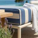 Modulare Gartenmöbel für 4 Personen bestehend aus 1 Sessel, 1 Ecksessel, 1 Chaiselongue und 1 Sitzsack im gestreiften Design