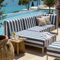Modulare Gartenmöbel für 4 Personen bestehend aus 1 Sessel, 1 Ecksessel, 1 Chaiselongue und 1 Sitzsack im gestreiften Design