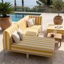 Modulare Gartenmöbel für 4 Personen bestehend aus 1 Sessel, 1 Ecksessel, 1 Chaiselongue und 1 Sitzsack im gestreiften Design
