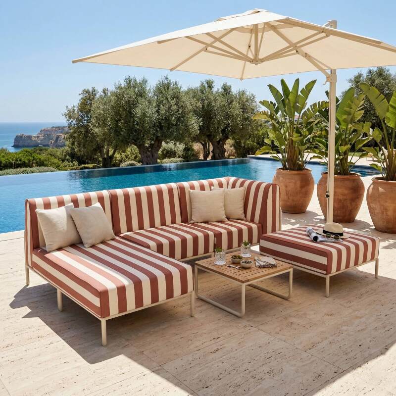 Modulare Gartenmöbel für 4 Personen bestehend aus 1 Sessel, 1 Ecksessel, 1 Chaiselongue und 1 Sitzsack im gestreiften Design