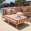 Modulare Gartenmöbel für 4 Personen bestehend aus 1 Sessel, 1 Ecksessel, 1 Chaiselongue und 1 Sitzsack im gestreiften Design