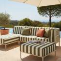 Modulare Gartenmöbel für 4 Personen bestehend aus 1 Sessel, 1 Ecksessel, 1 Chaiselongue und 1 Sitzsack im gestreiften Design