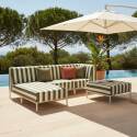 Modulare Gartenmöbel für 4 Personen bestehend aus 1 Sessel, 1 Ecksessel, 1 Chaiselongue und 1 Sitzsack im gestreiften Design