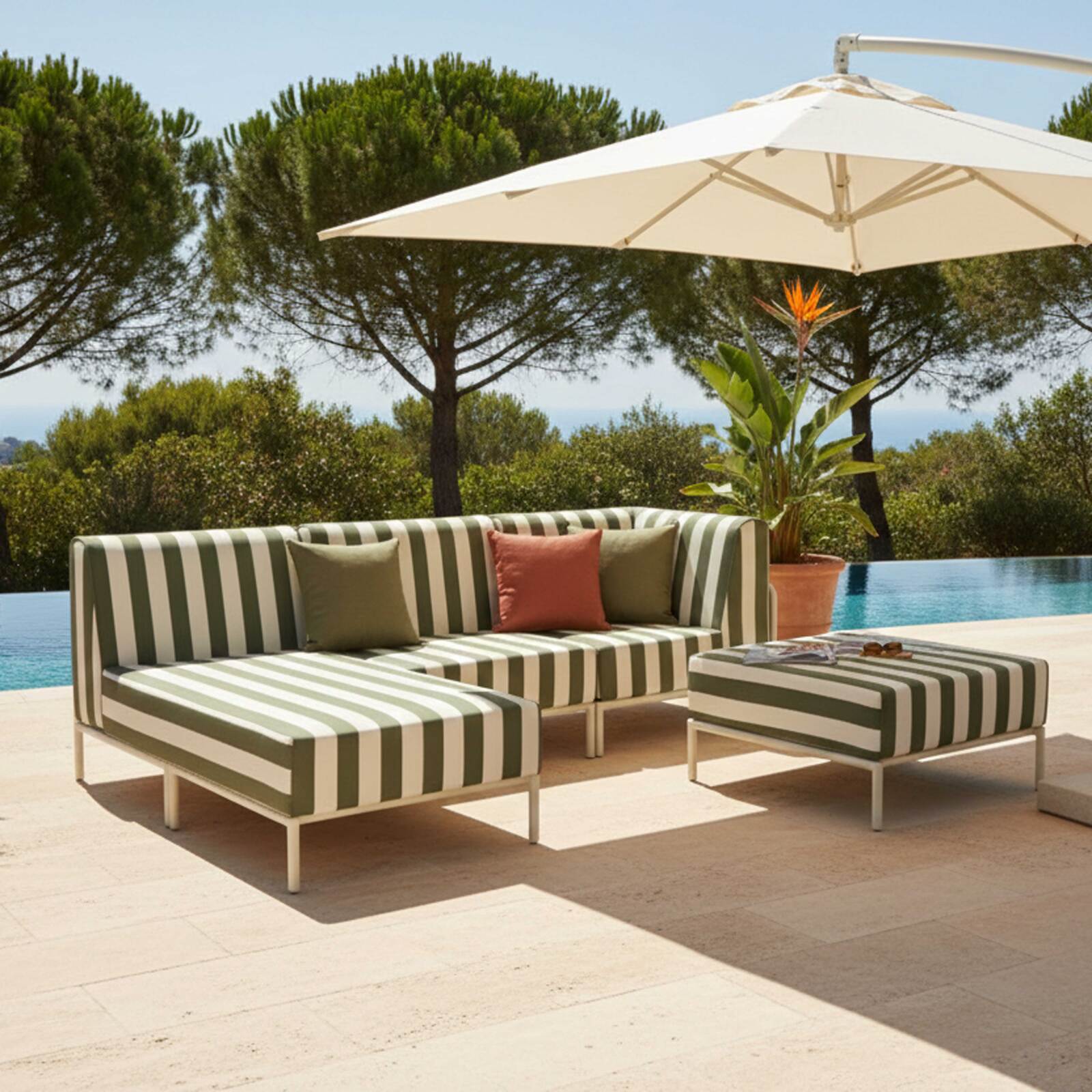 Modulare Gartenmöbel für 4 Personen bestehend aus 1 Sessel, 1 Ecksessel, 1 Chaiselongue und 1 Sitzsack im gestreiften Design