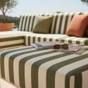 Modulare Gartenmöbel für 4 Personen bestehend aus 1 Sessel, 1 Ecksessel, 1 Chaiselongue und 1 Sitzsack im gestreiften Design