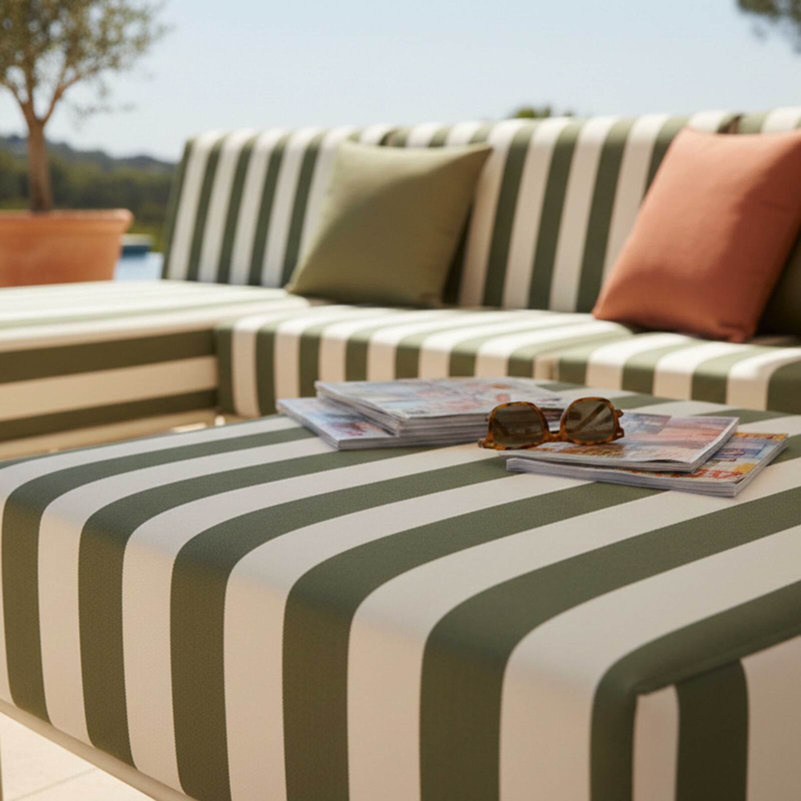 Modulare Gartenmöbel für 4 Personen bestehend aus 1 Sessel, 1 Ecksessel, 1 Chaiselongue und 1 Sitzsack im gestreiften Design