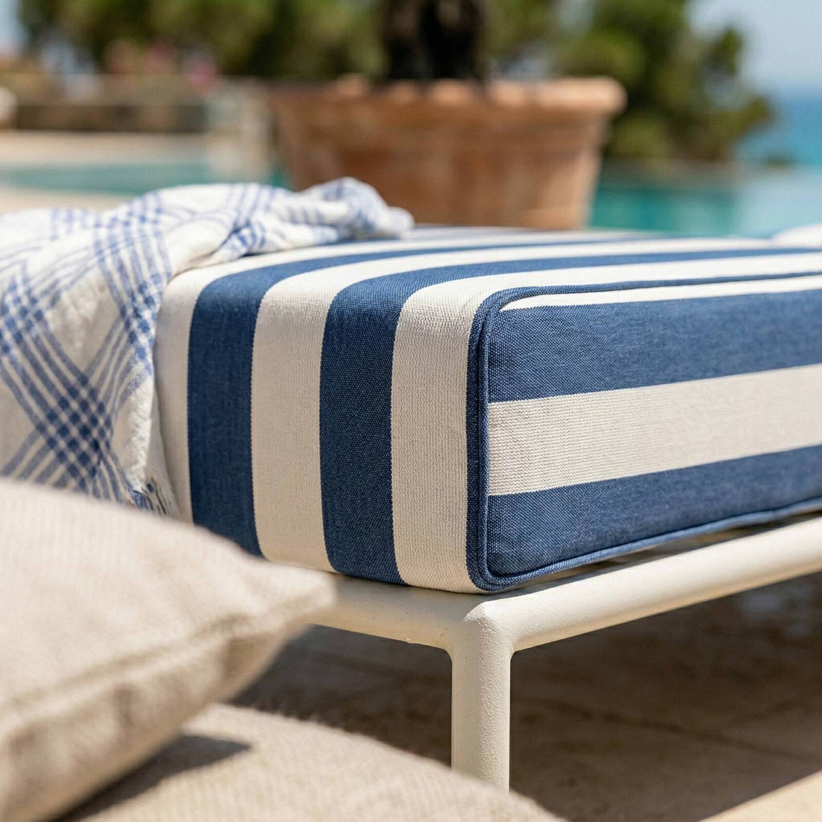 Modulare Gartenmöbel für 5 Personen bestehend aus 2 Sesseln, 1 Ecksessel, 1 Chaiselongue und 1 Sitzsack im gestreiften Design