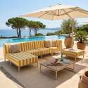 Modulare Gartenmöbel für 5 Personen bestehend aus 2 Sesseln, 1 Ecksessel, 1 Chaiselongue und 1 Sitzsack im gestreiften Design