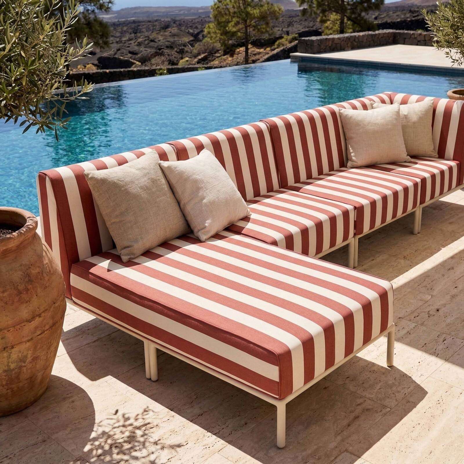 Modulare Gartenmöbel für 5 Personen bestehend aus 2 Sesseln, 1 Ecksessel, 1 Chaiselongue und 1 Sitzsack im gestreiften Design