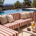 Modulare Gartenmöbel für 5 Personen bestehend aus 2 Sesseln, 1 Ecksessel, 1 Chaiselongue und 1 Sitzsack im gestreiften Design