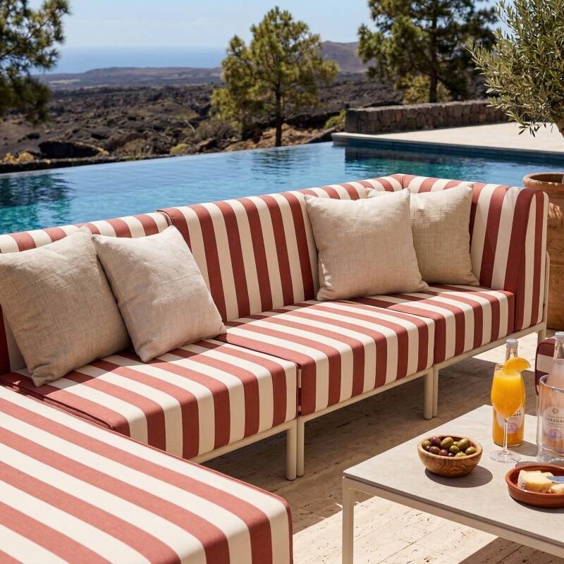 Modulare Gartenmöbel für 5 Personen bestehend aus 2 Sesseln, 1 Ecksessel, 1 Chaiselongue und 1 Sitzsack im gestreiften Design (3/7)