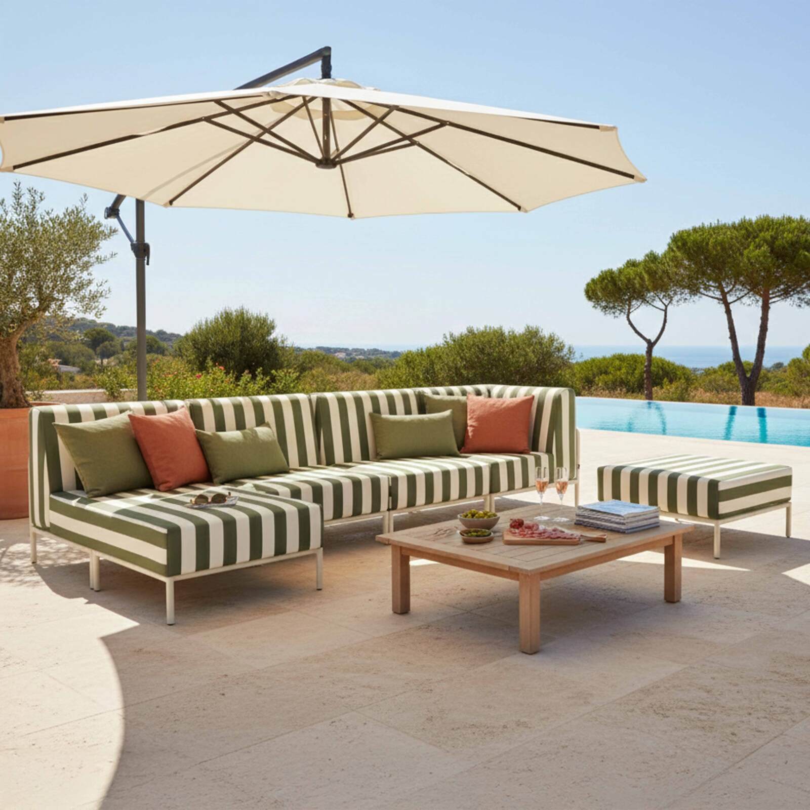 Modulare Gartenmöbel für 5 Personen bestehend aus 2 Sesseln, 1 Ecksessel, 1 Chaiselongue und 1 Sitzsack im gestreiften Design