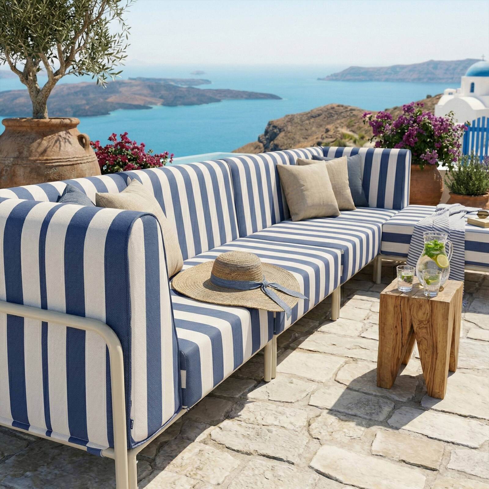 Modulare Gartenmöbel für 5 Personen bestehend aus 2 Sesseln, 2 Ecksesseln und 1 Sitzsack im gestreiften Design