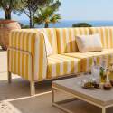 Modulare Gartenmöbel für 5 Personen bestehend aus 2 Sesseln, 2 Ecksesseln und 1 Sitzsack im gestreiften Design