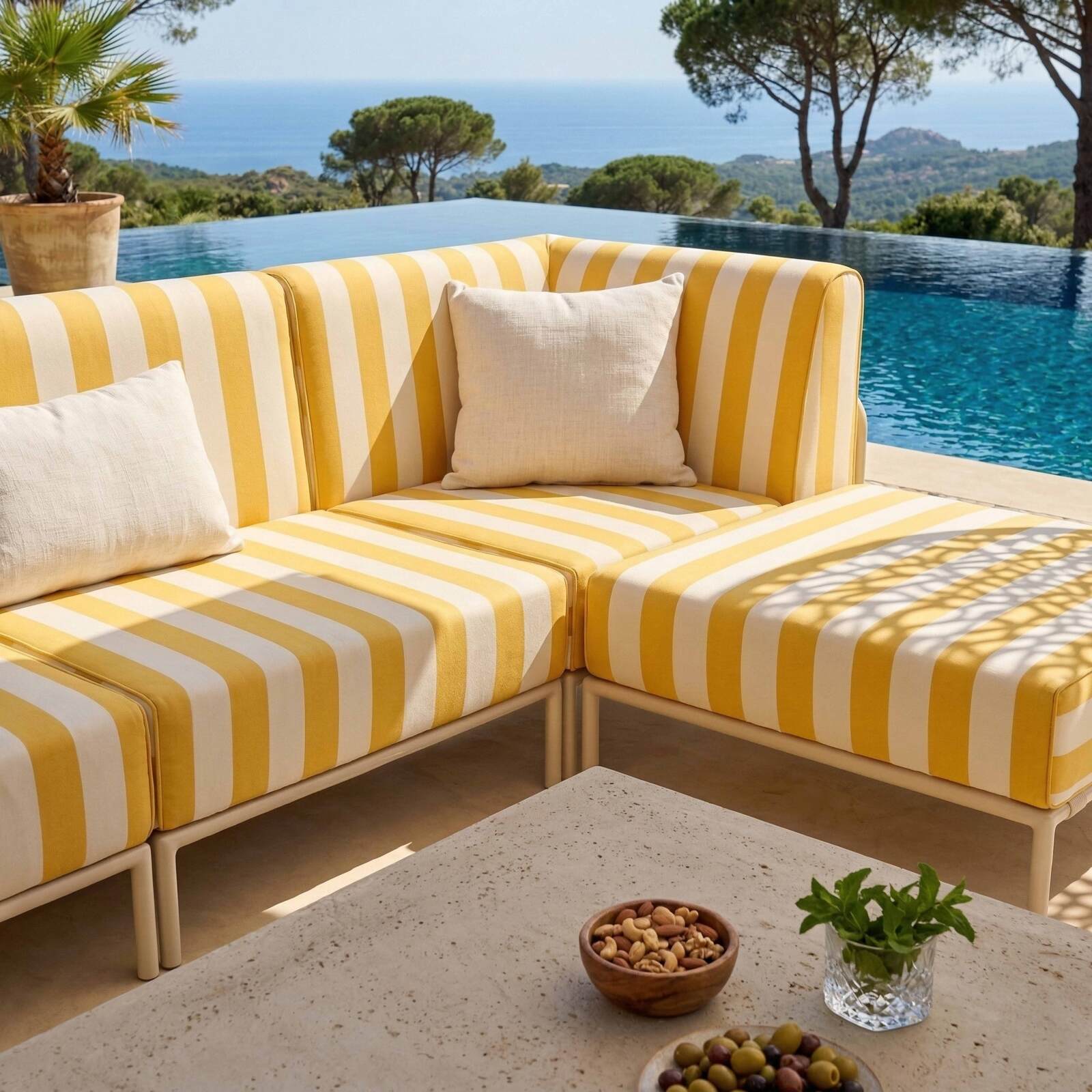 Modulare Gartenmöbel für 5 Personen bestehend aus 2 Sesseln, 2 Ecksesseln und 1 Sitzsack im gestreiften Design