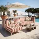 Modulare Gartenmöbel für 5 Personen bestehend aus 2 Sesseln, 2 Ecksesseln und 1 Sitzsack im gestreiften Design