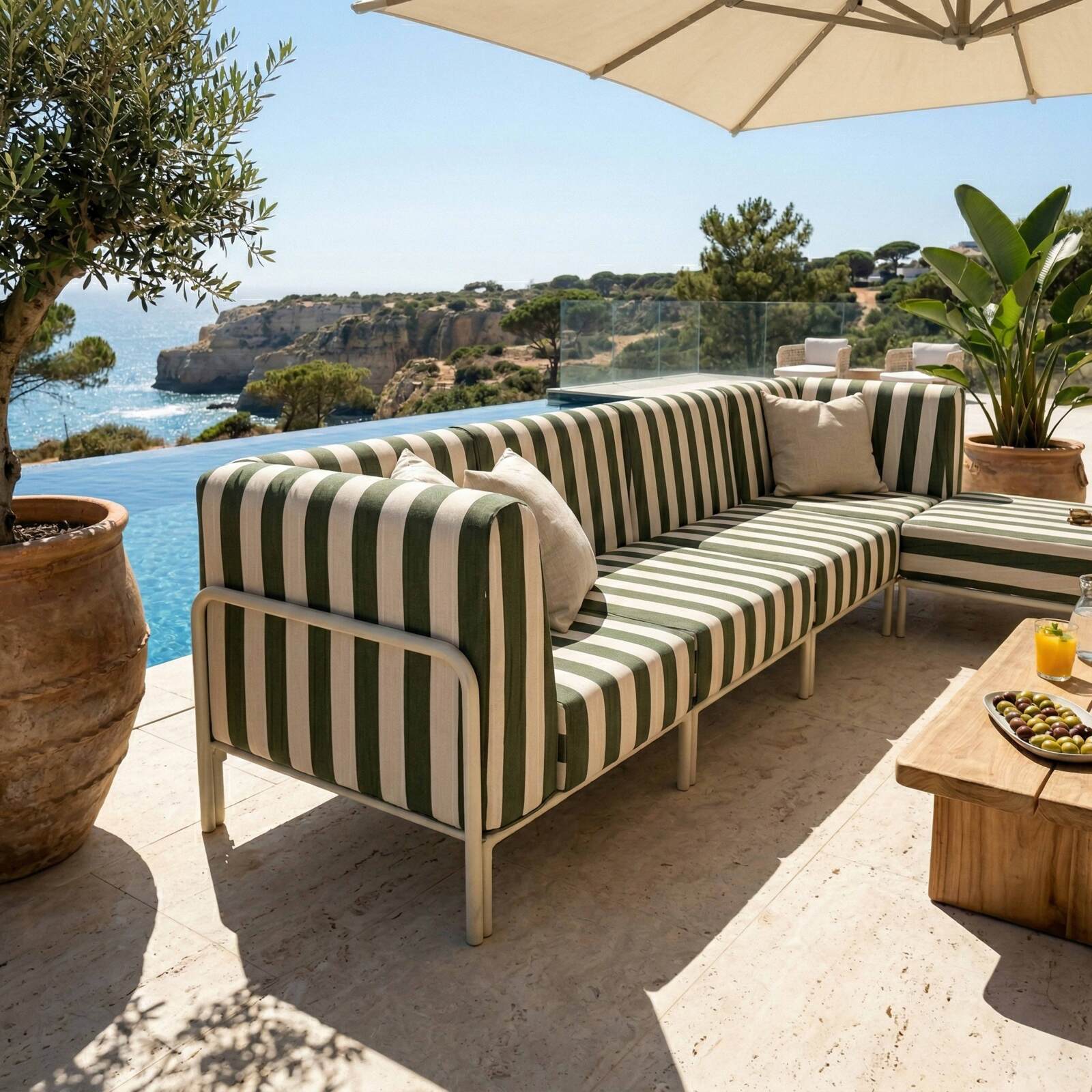 Modulare Gartenmöbel für 5 Personen bestehend aus 2 Sesseln, 2 Ecksesseln und 1 Sitzsack im gestreiften Design