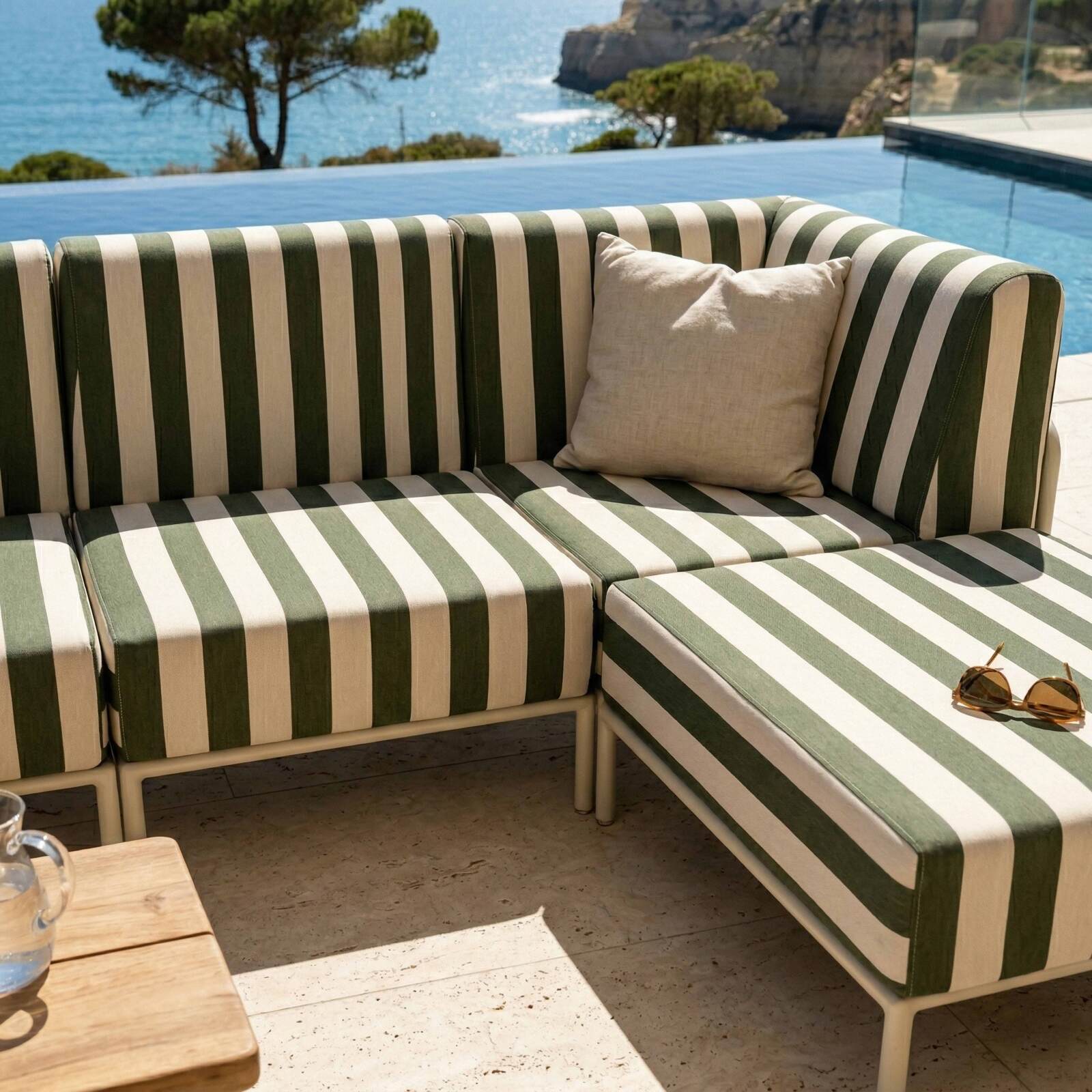 Modulare Gartenmöbel für 5 Personen bestehend aus 2 Sesseln, 2 Ecksesseln und 1 Sitzsack im gestreiften Design