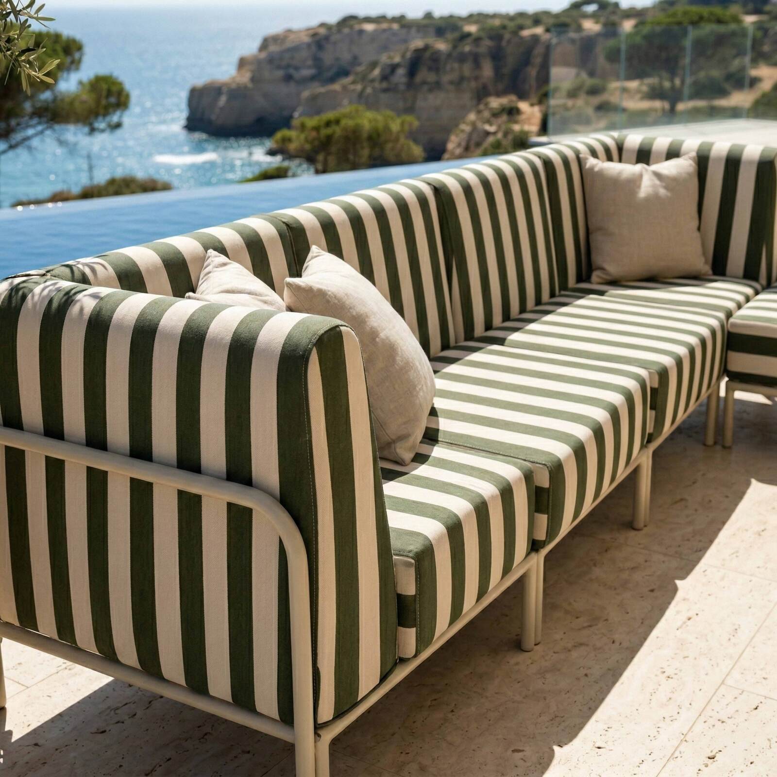 Modulare Gartenmöbel für 5 Personen bestehend aus 2 Sesseln, 2 Ecksesseln und 1 Sitzsack im gestreiften Design