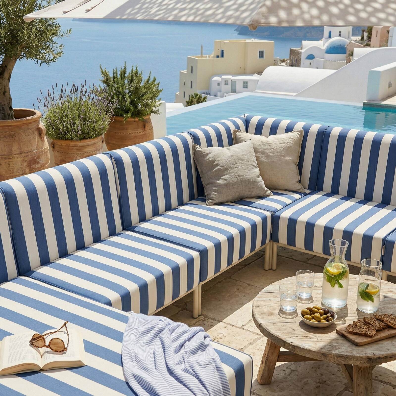 Modulare Gartenmöbel für 6 Personen bestehend aus 3 Sesseln, 1 Ecksessel, 1 Chaiselongue und 1 Sitzsack im gestreiften Design