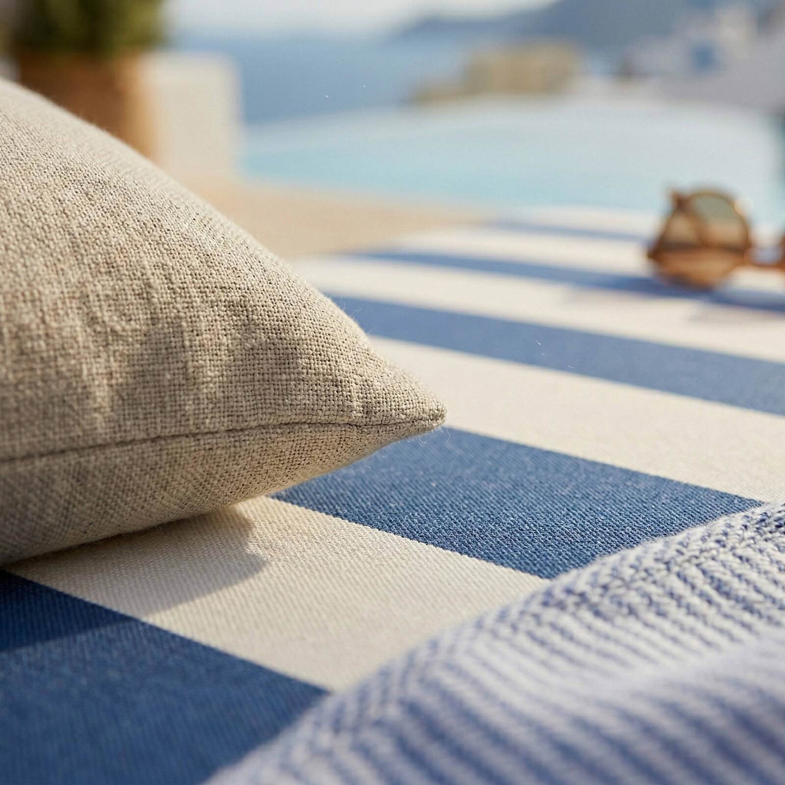 Modulare Gartenmöbel für 6 Personen bestehend aus 3 Sesseln, 1 Ecksessel, 1 Chaiselongue und 1 Sitzsack im gestreiften Design
