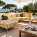 Modulare Gartenmöbel für 6 Personen bestehend aus 3 Sesseln, 1 Ecksessel, 1 Chaiselongue und 1 Sitzsack im gestreiften Design