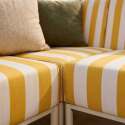 Modulare Gartenmöbel für 6 Personen bestehend aus 3 Sesseln, 1 Ecksessel, 1 Chaiselongue und 1 Sitzsack im gestreiften Design