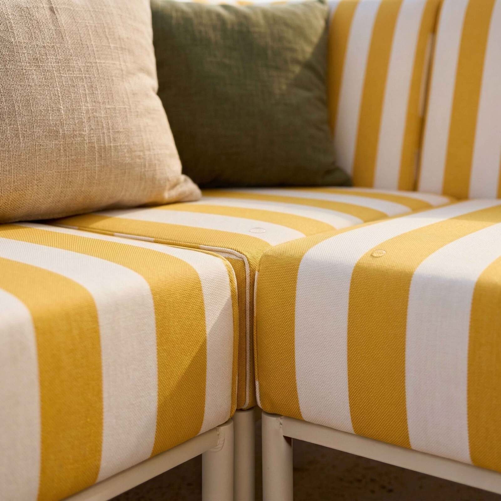 Modulare Gartenmöbel für 6 Personen bestehend aus 3 Sesseln, 1 Ecksessel, 1 Chaiselongue und 1 Sitzsack im gestreiften Design