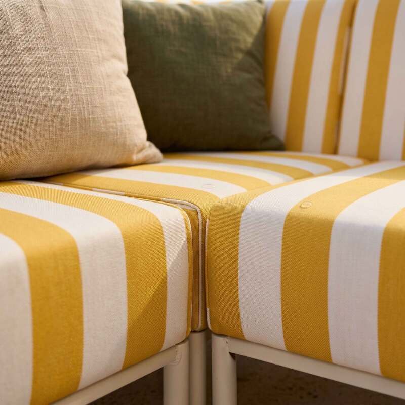 Modulare Gartenmöbel für 6 Personen bestehend aus 3 Sesseln, 1 Ecksessel, 1 Chaiselongue und 1 Sitzsack im gestreiften Design (3/8)