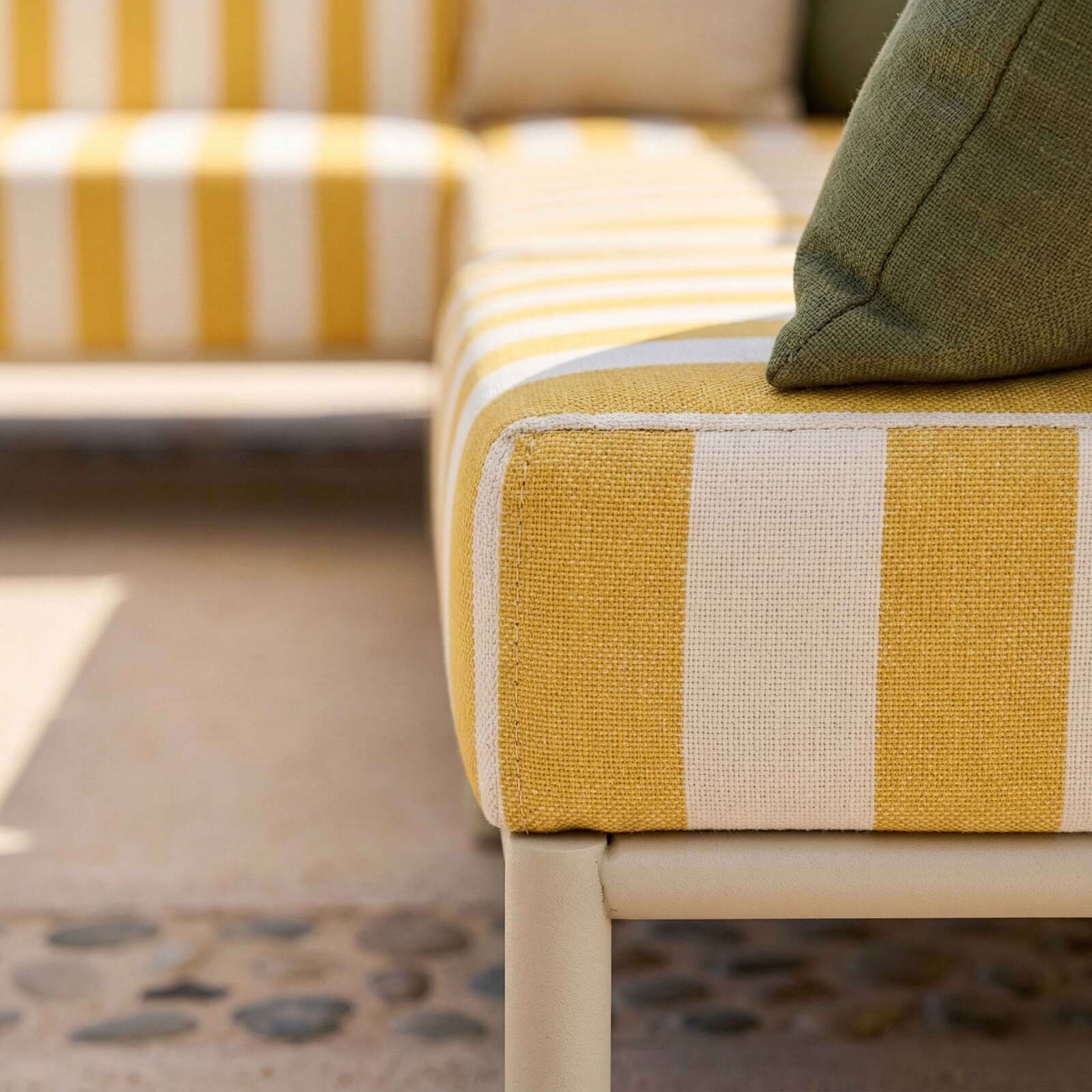 Modulare Gartenmöbel für 6 Personen bestehend aus 3 Sesseln, 1 Ecksessel, 1 Chaiselongue und 1 Sitzsack im gestreiften Design