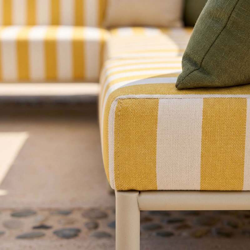 Modulare Gartenmöbel für 6 Personen bestehend aus 3 Sesseln, 1 Ecksessel, 1 Chaiselongue und 1 Sitzsack im gestreiften Design (4/8)