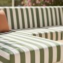 Modulare Gartenmöbel für 6 Personen bestehend aus 3 Sesseln, 1 Ecksessel, 1 Chaiselongue und 1 Sitzsack im gestreiften Design