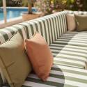 Modulare Gartenmöbel für 6 Personen bestehend aus 3 Sesseln, 1 Ecksessel, 1 Chaiselongue und 1 Sitzsack im gestreiften Design