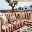 Modulare Gartenmöbel für 4 Personen bestehend aus 1 Sessel, 2 Ecksesseln und 1 Sitzsack im gestreiften Design