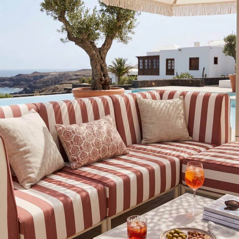 Modulare Gartenmöbel für 4 Personen bestehend aus 1 Sessel, 2 Ecksesseln und 1 Sitzsack im gestreiften Design (3/7)