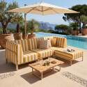 Modulare Gartenmöbel für 4 Personen bestehend aus 1 Sessel, 2 Ecksesseln und 1 Sitzsack im gestreiften Design