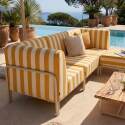 Modulare Gartenmöbel für 4 Personen bestehend aus 1 Sessel, 2 Ecksesseln und 1 Sitzsack im gestreiften Design