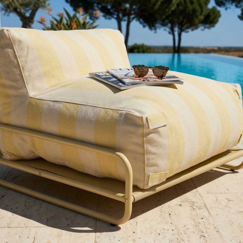 Sessel im gestreiften Design für ein modulares Outdoor-Sofa mit Gestell (3/6)