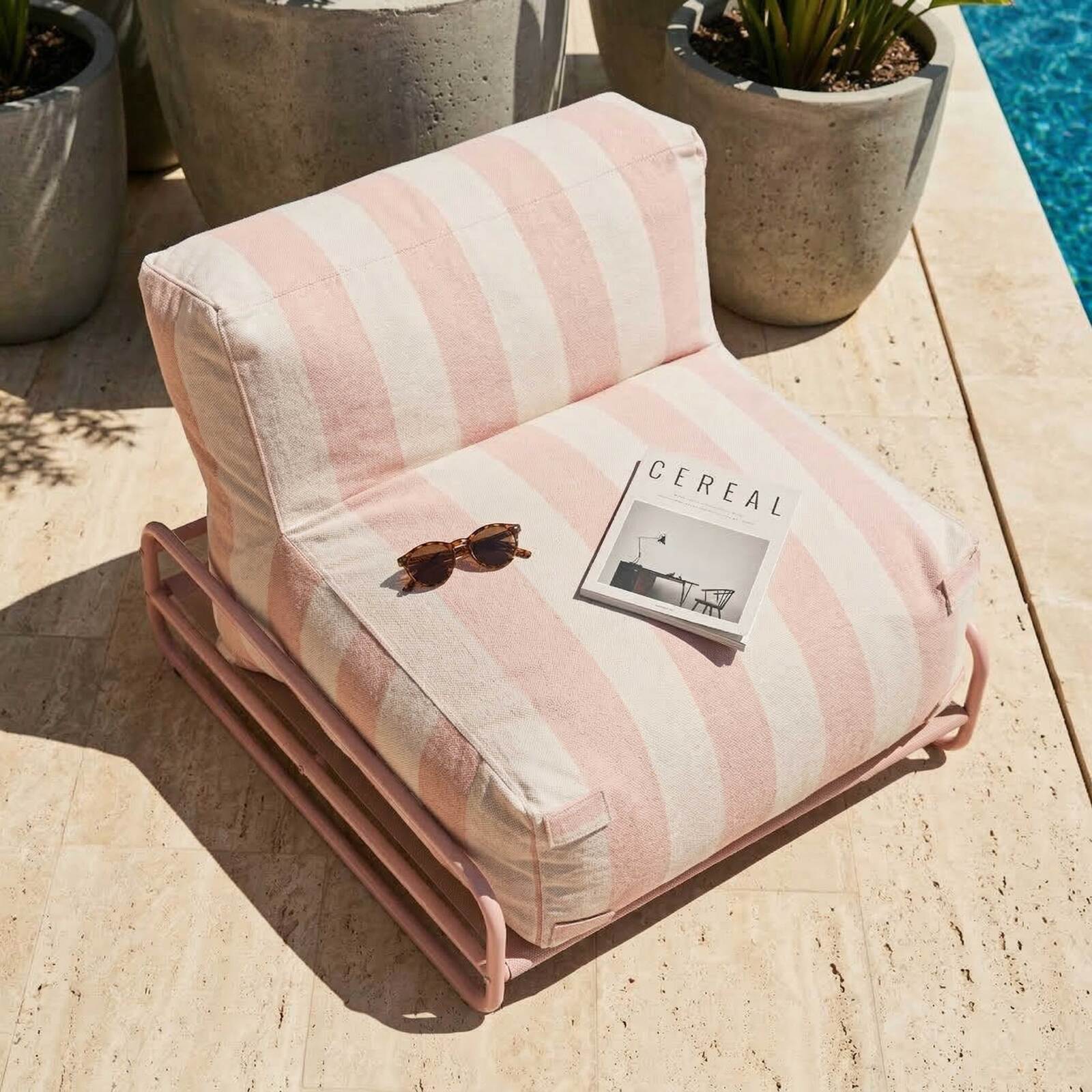 Sessel im gestreiften Design für ein modulares Outdoor-Sofa mit Gestell