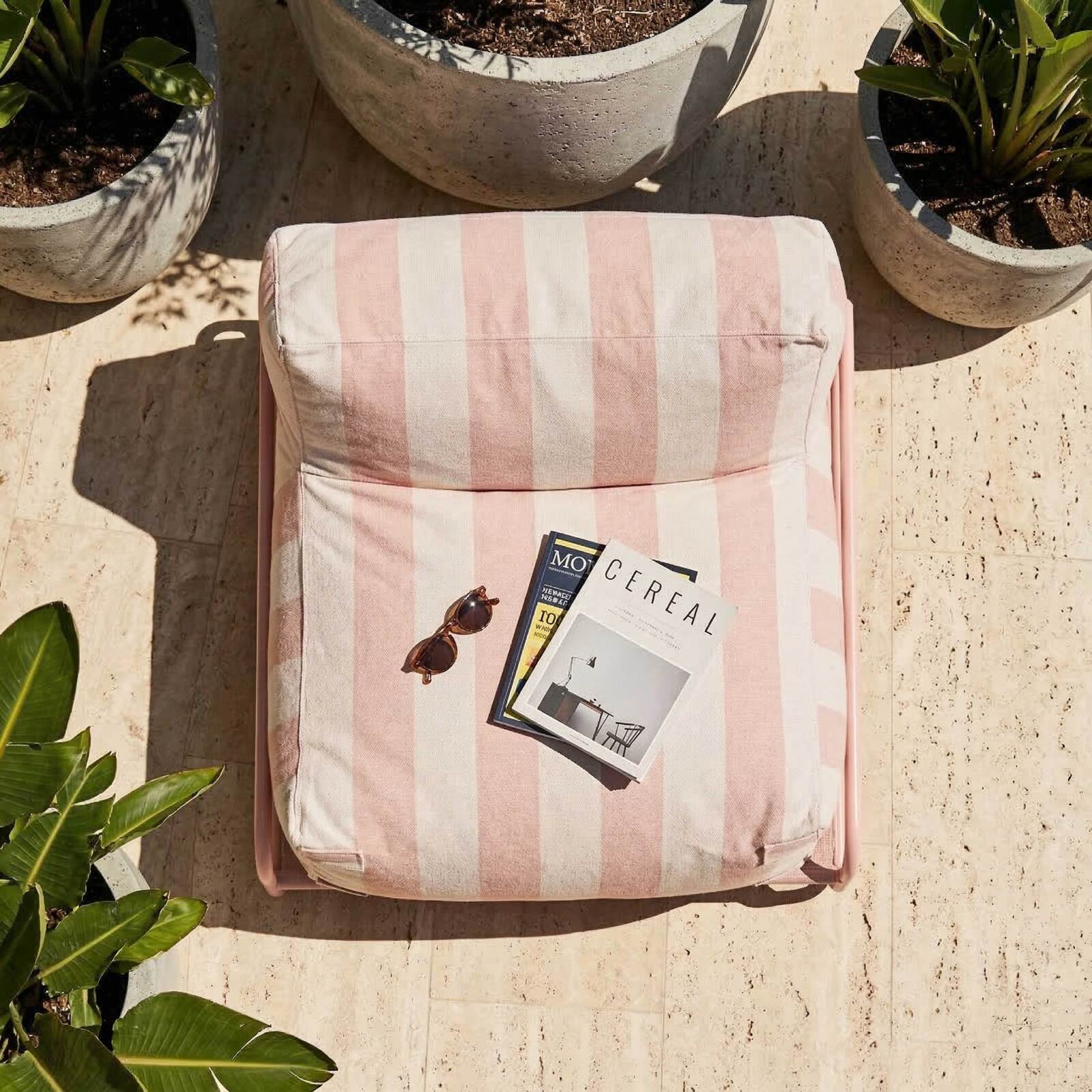 Sessel im gestreiften Design für ein modulares Outdoor-Sofa mit Gestell