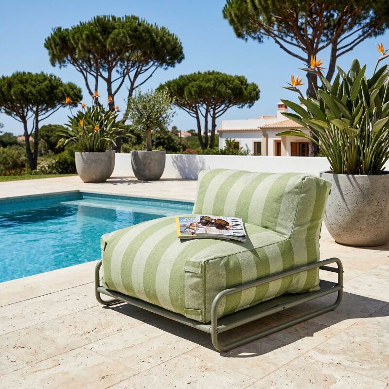 Sessel im gestreiften Design für ein modulares Outdoor-Sofa mit Gestell