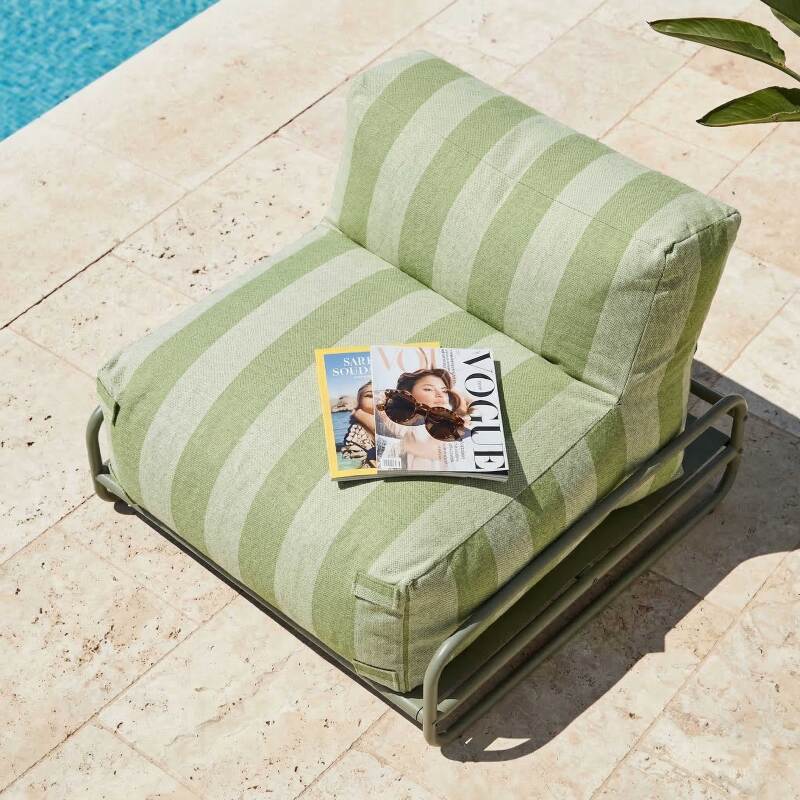 Sessel im gestreiften Design für ein modulares Outdoor-Sofa mit Gestell (2/6)