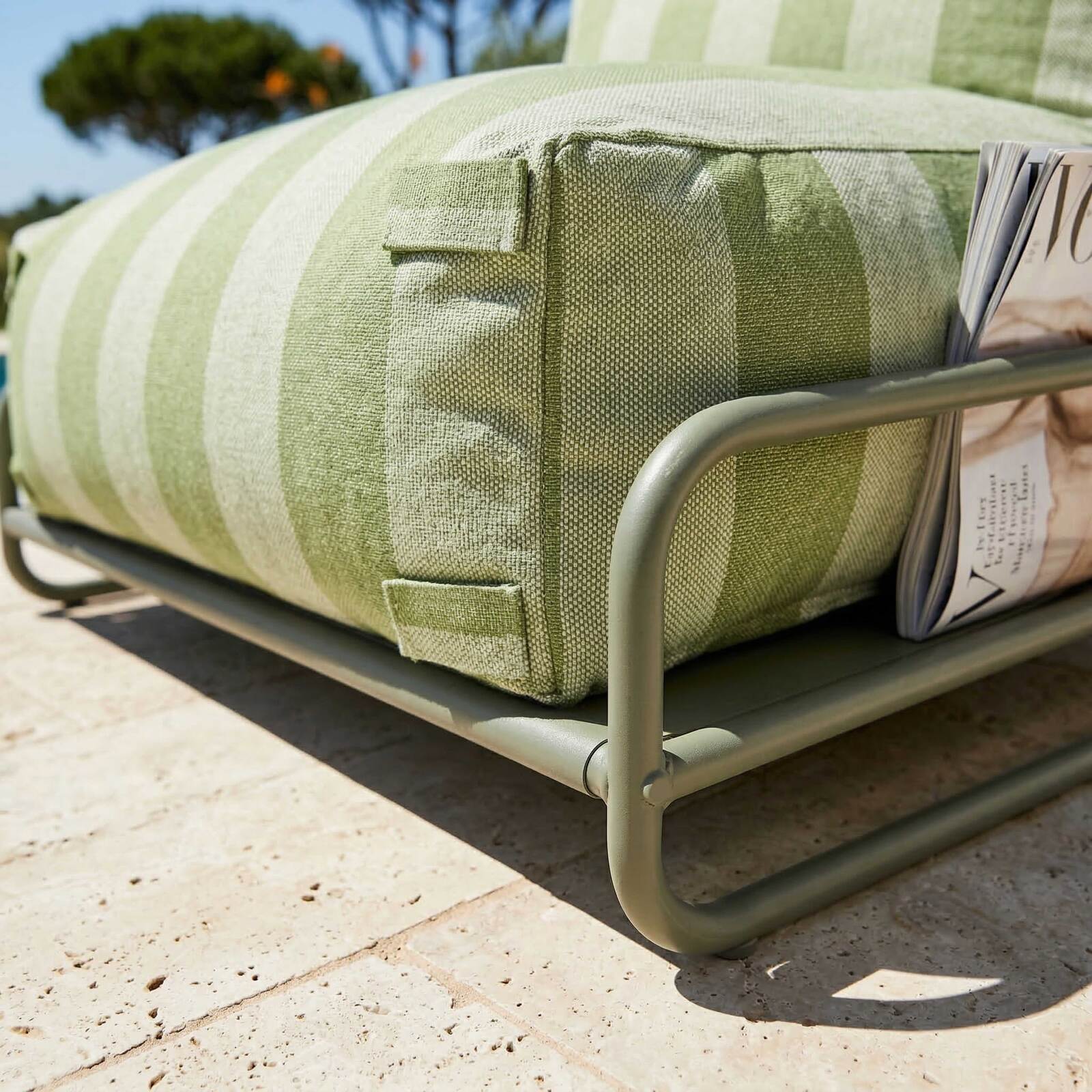 Sessel im gestreiften Design für ein modulares Outdoor-Sofa mit Gestell