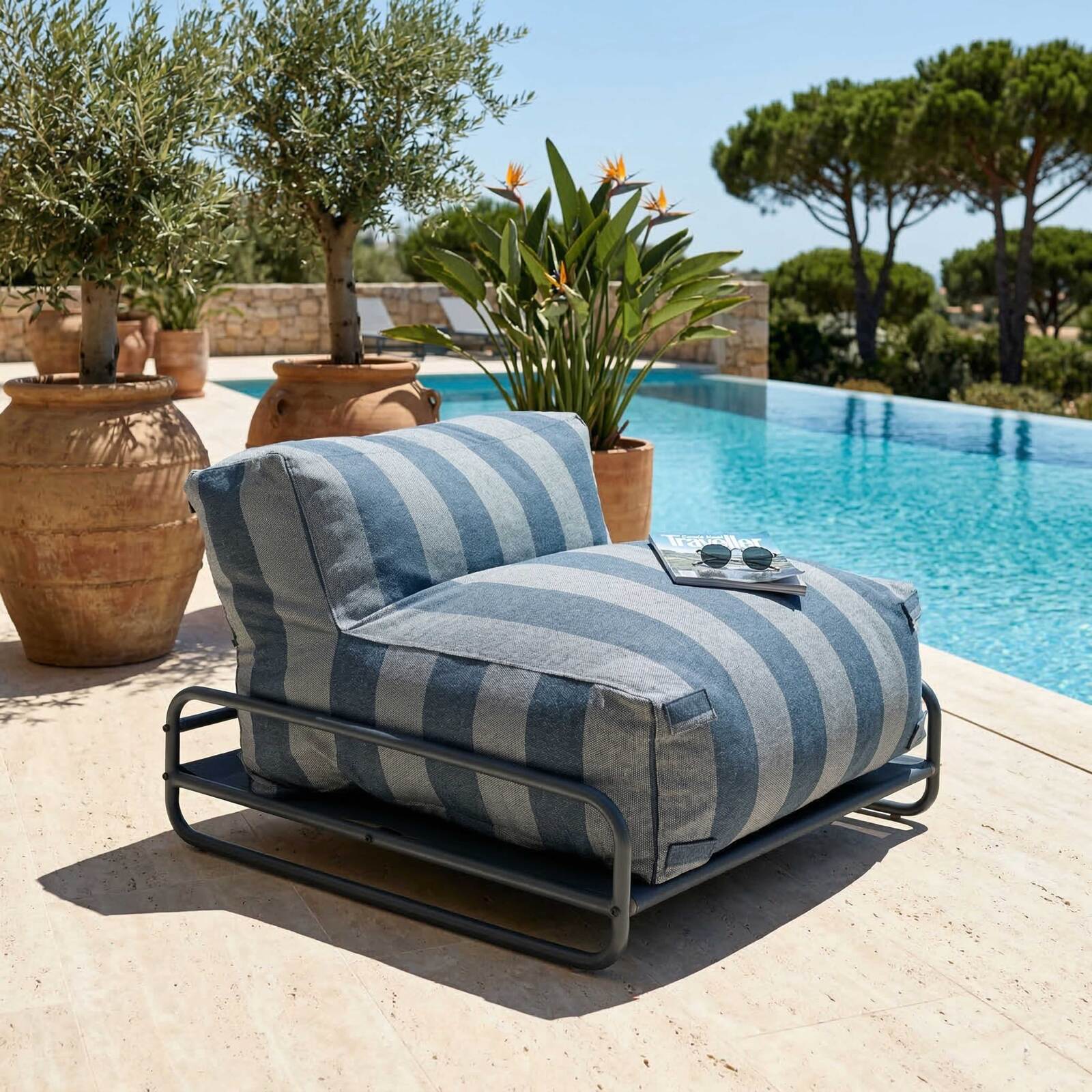 Sessel im gestreiften Design für ein modulares Outdoor-Sofa mit Gestell