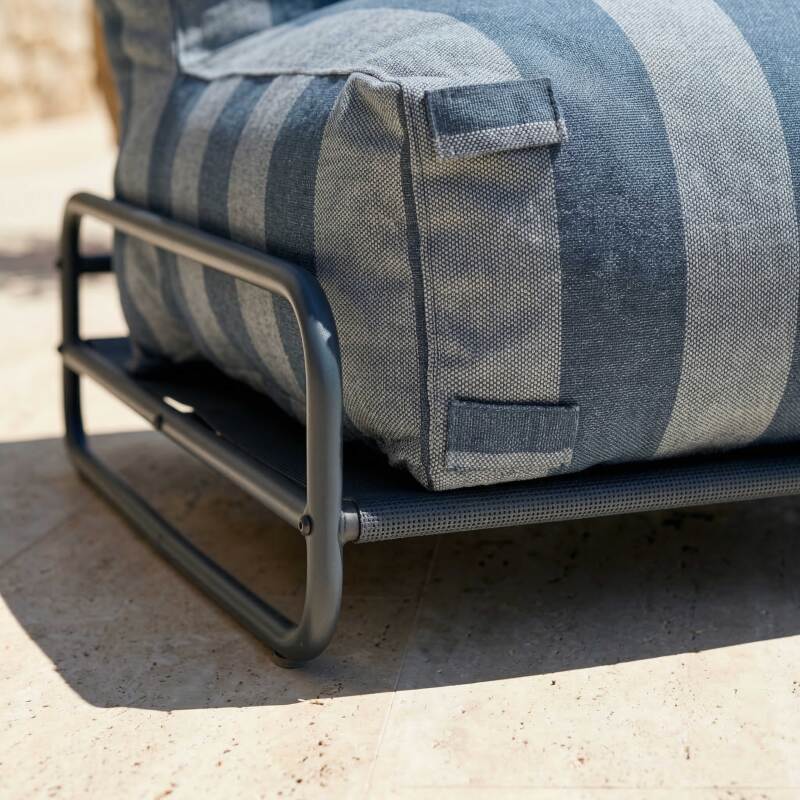 Sessel im gestreiften Design für ein modulares Outdoor-Sofa mit Gestell (2/5)