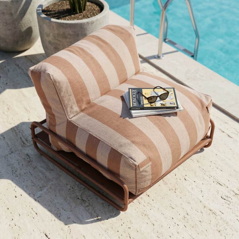 Sessel im gestreiften Design für ein modulares Outdoor-Sofa mit Gestell (2/6)