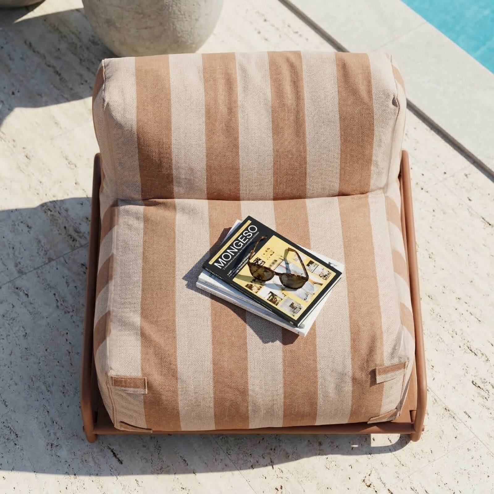 Sessel im gestreiften Design für ein modulares Outdoor-Sofa mit Gestell